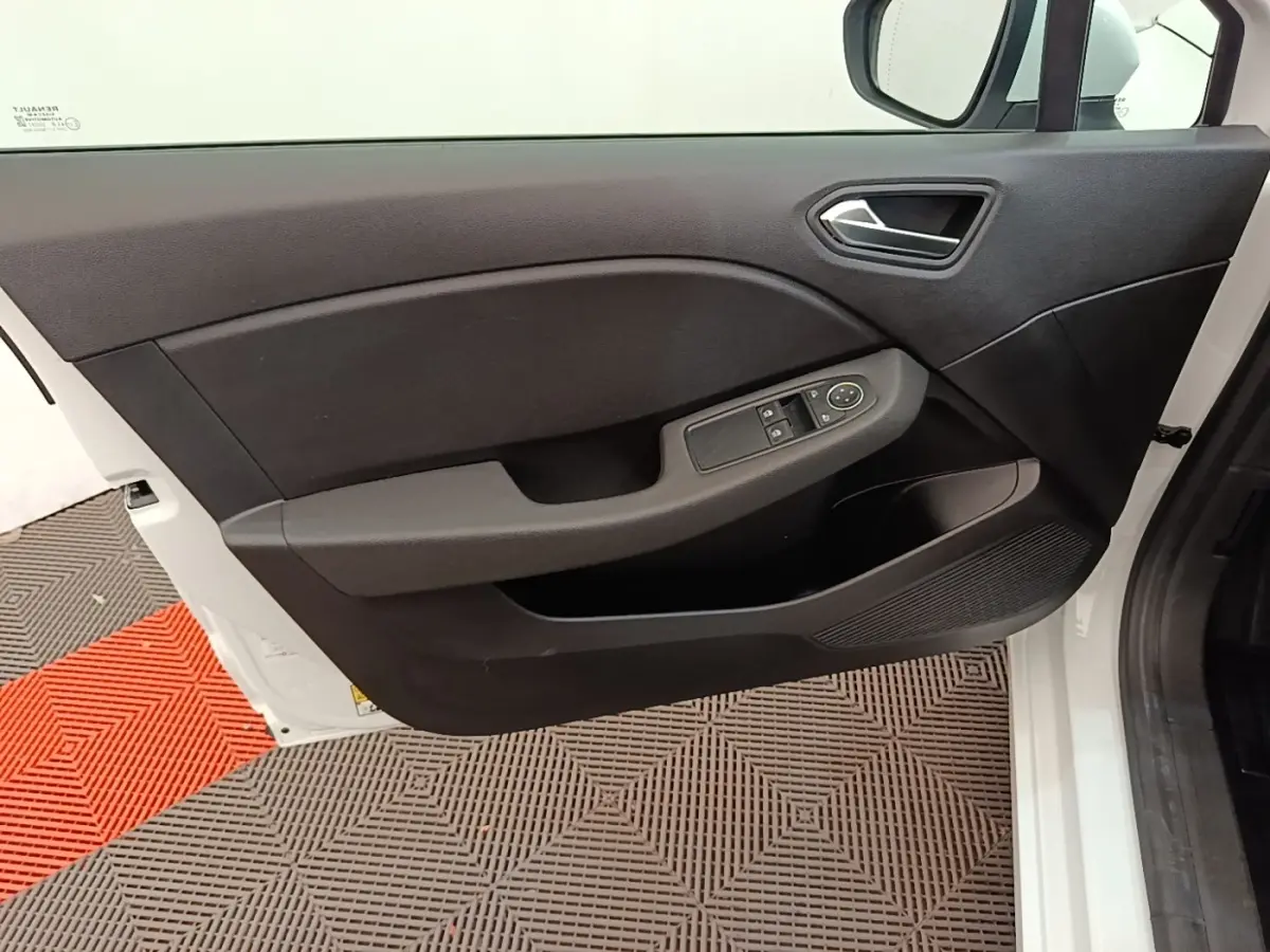 Vue intérieure de la porte avant gauche noire d'une Renault Clio Business E-TECH blanche, avec commandes électriques.