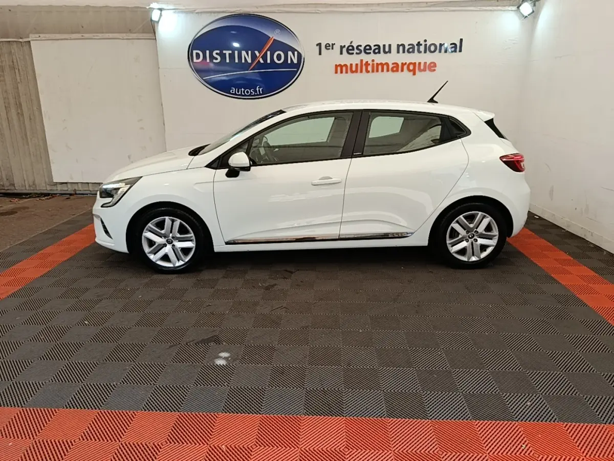 Profil droit d'une Renault Clio Business E-TECH 140 blanche, avec jantes alliage et toit avec antenne courte.