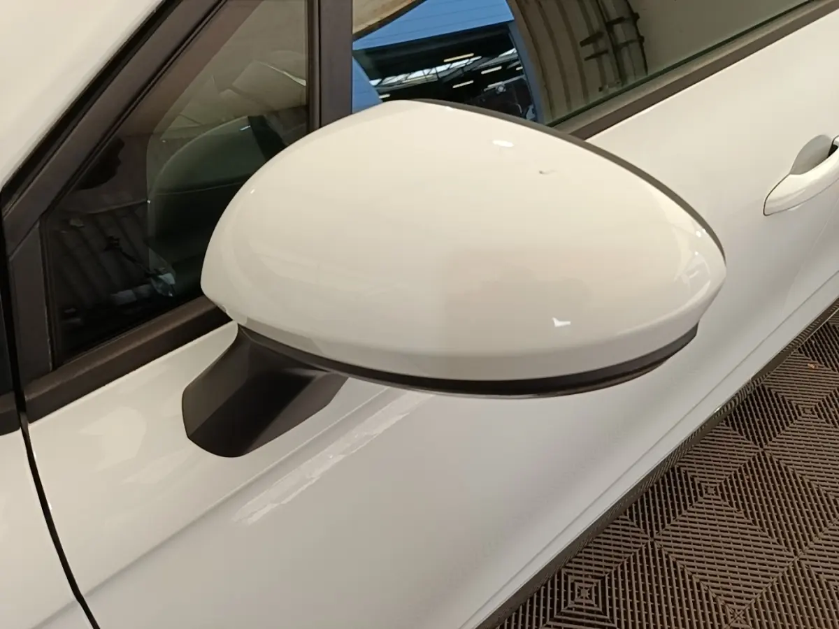 Rétroviseur droit blanc de Renault Clio Business E-TECH 140 2021, vue rapprochée sur la portière côté conducteur.