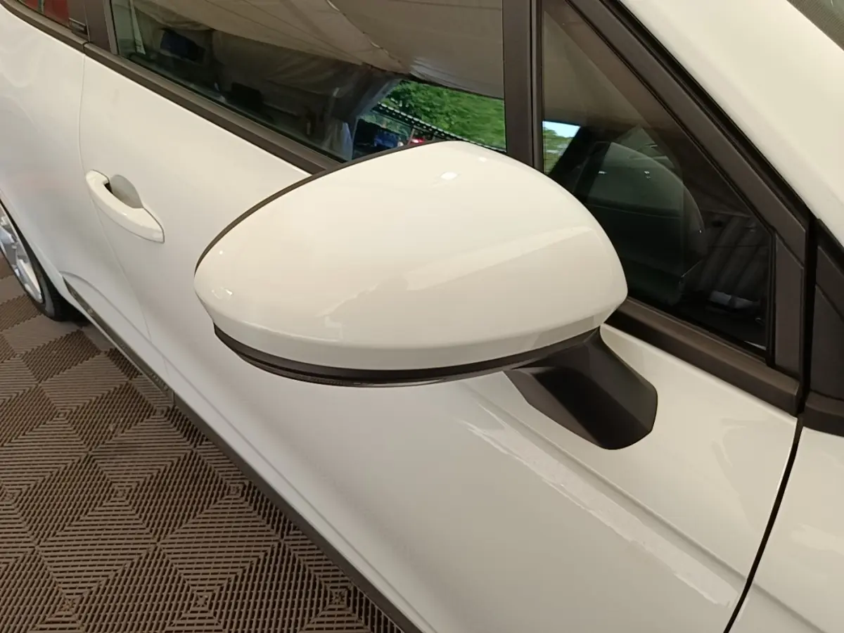 Rétroviseur droit blanc de Renault Clio Business E-TECH 140 2021, vue rapprochée côté conducteur.