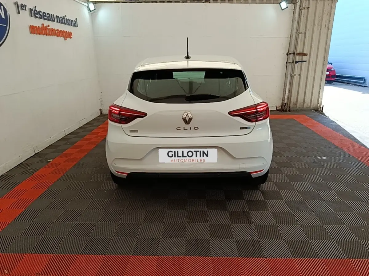 Vue arrière d'une Renault Clio blanche Business E-TECH 140 de 2021, avec feux arrière LED et logo centré.