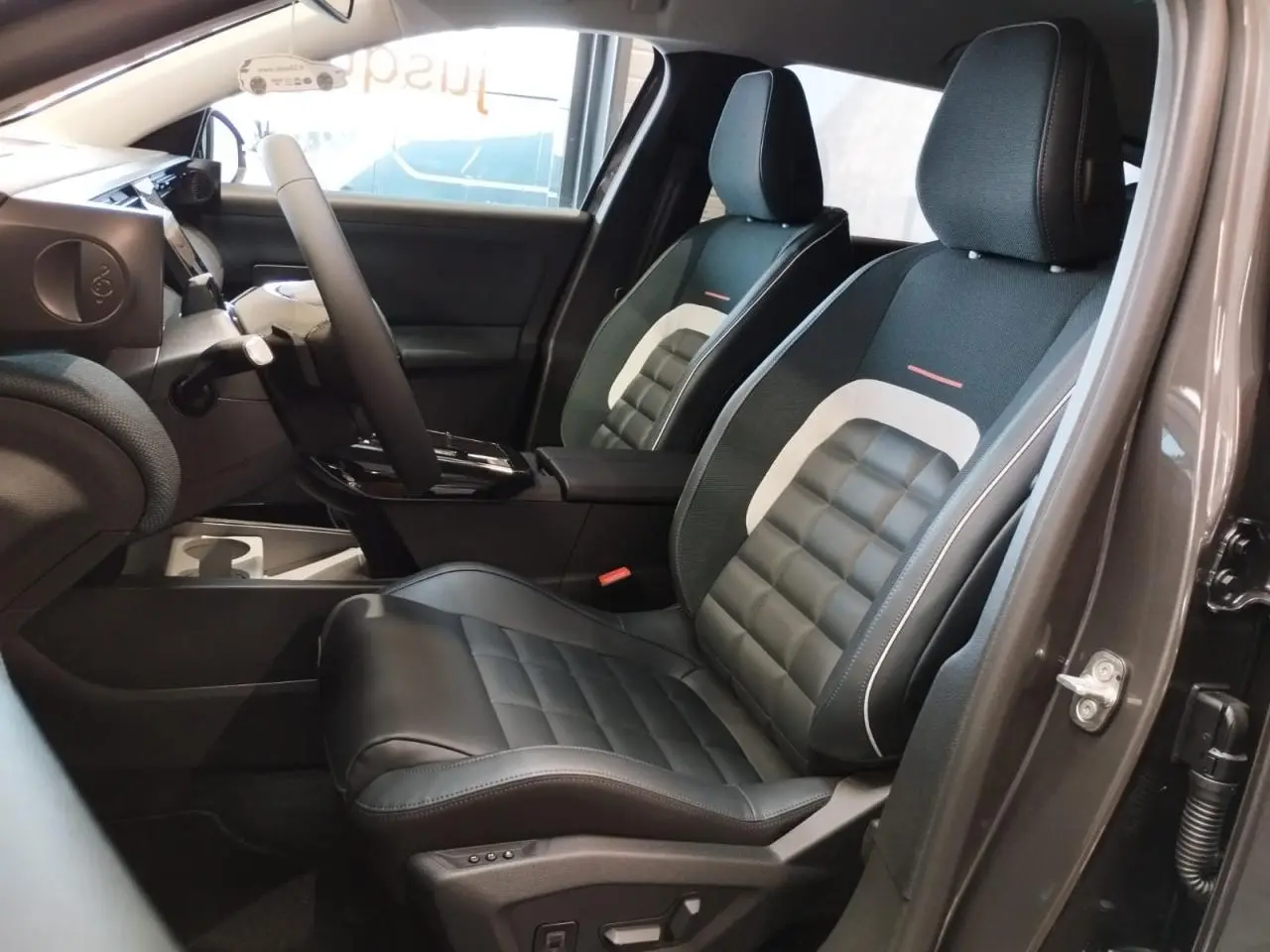 Vue intérieure côté conducteur du Citroën C5 Aircross gris platine, sièges avant en cuir et textile bleu avec surpiqûres blanches.
