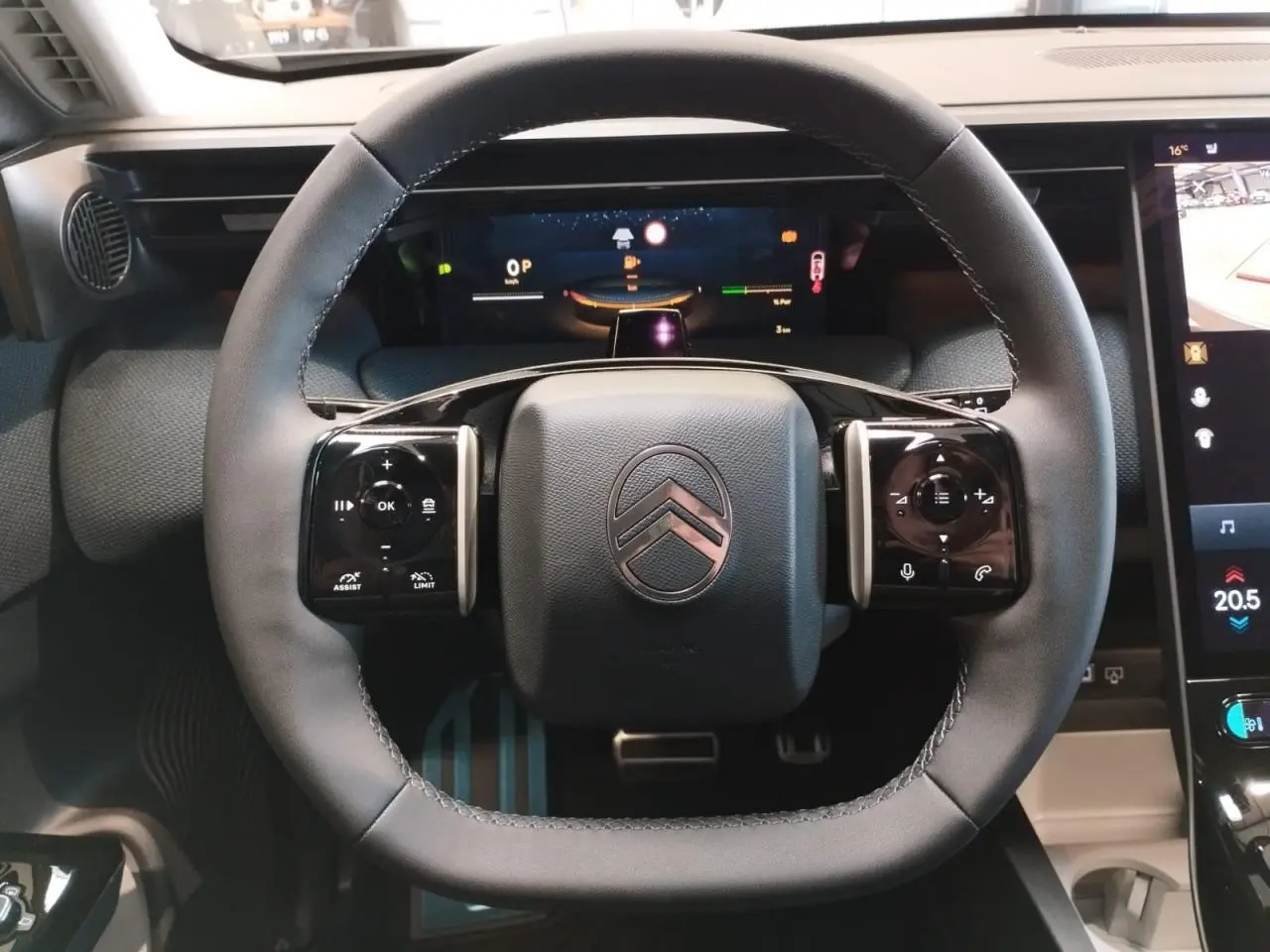 Vue rapprochée du volant noir multifonctions du Citroën C5 Aircross 2026 avec tableau de bord numérique et écran tactile.