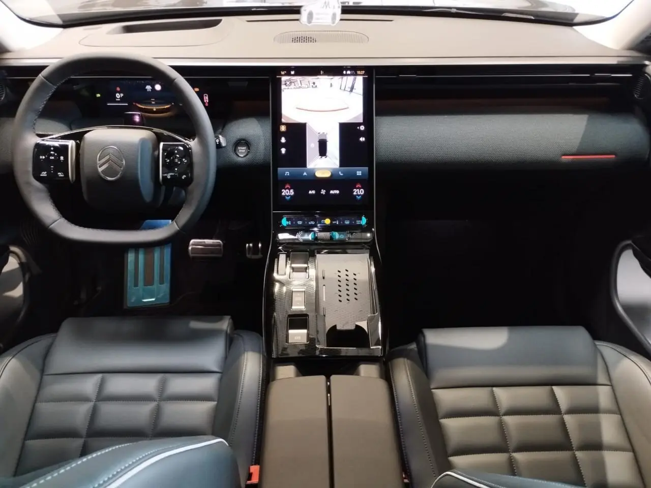 Vue intérieure avant du Citroën C5 Aircross 2026, tableau de bord noir avec écran tactile vertical et sièges cuir noirs.
