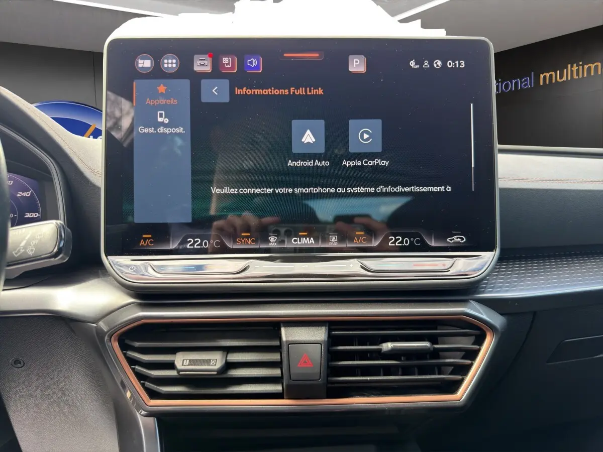 Écran tactile central du tableau de bord du CUPRA Formentor 2025 affichant Android Auto et Apple CarPlay.
