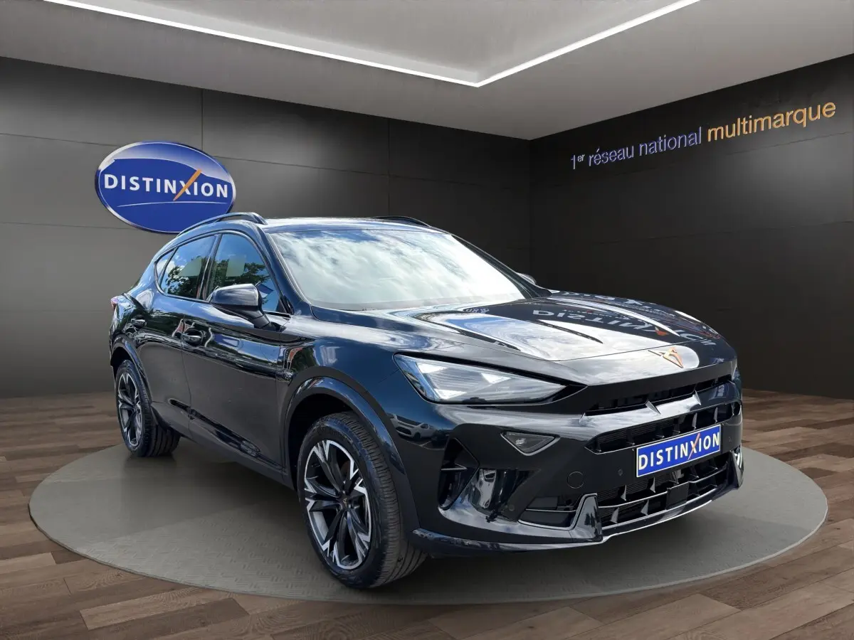Vue 3/4 avant droite d'une CUPRA Formentor noire brillante avec jantes alliage et calandre distinctive.