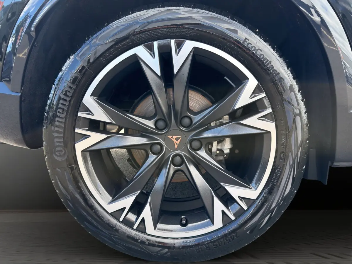 Gros plan sur la roue avant droite du CUPRA Formentor avec jante en alliage noir et argent et logo CUPRA central.