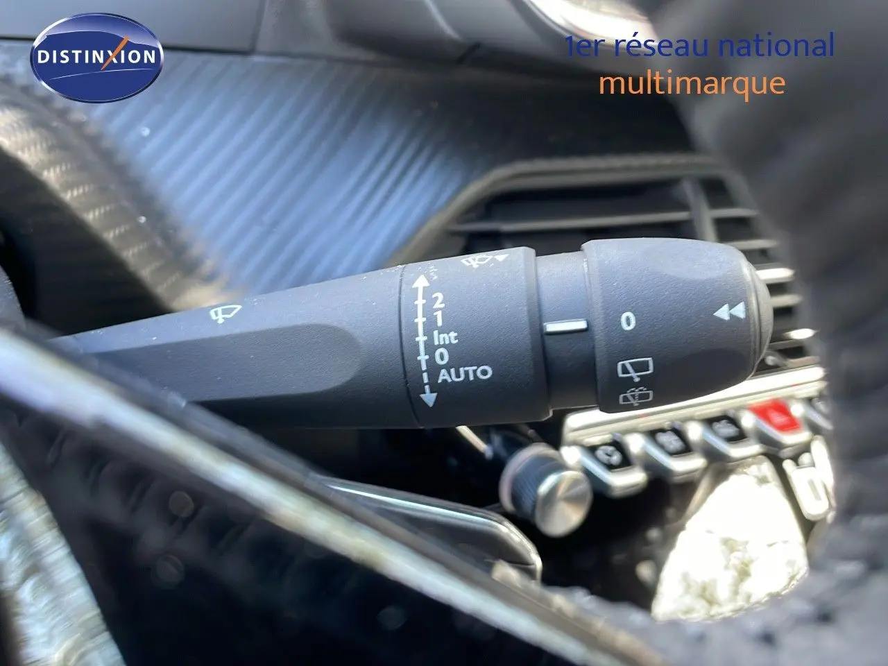 Gros plan sur la commande des essuie-glaces dans l’habitacle d’un Peugeot 2008 gris Artense 2025.