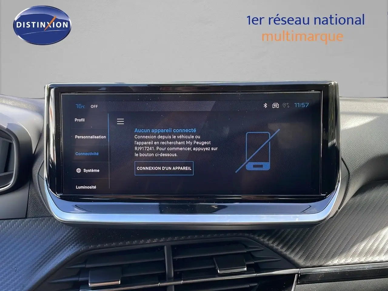 Peugeot 2008 gris Artense métal vu de face, mettant en valeur la calandre et les phares LED distinctifs.