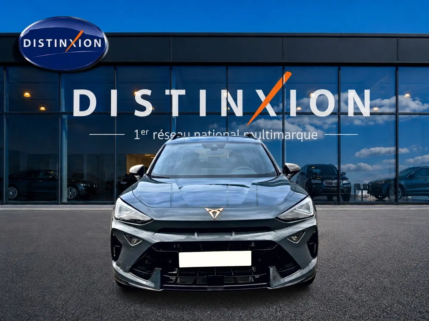 Vue frontale d'un CUPRA Formentor bleu fjord 2026 avec calandre noire et logo distinctif cuivré.
