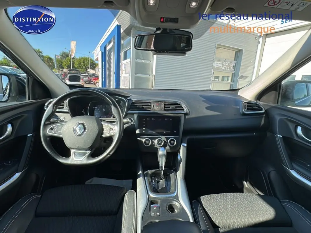 Vue intérieure avant du Renault Kadjar TCe 160 Intens 2019, tableau de bord noir avec écran tactile et volant cuir.