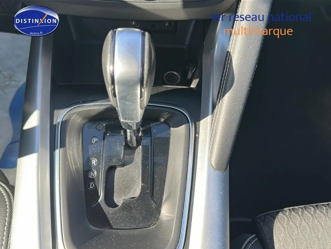 Le levier de vitesses automatique du Renault Kadjar TCe 160 gris foncé vu en gros plan intérieur.