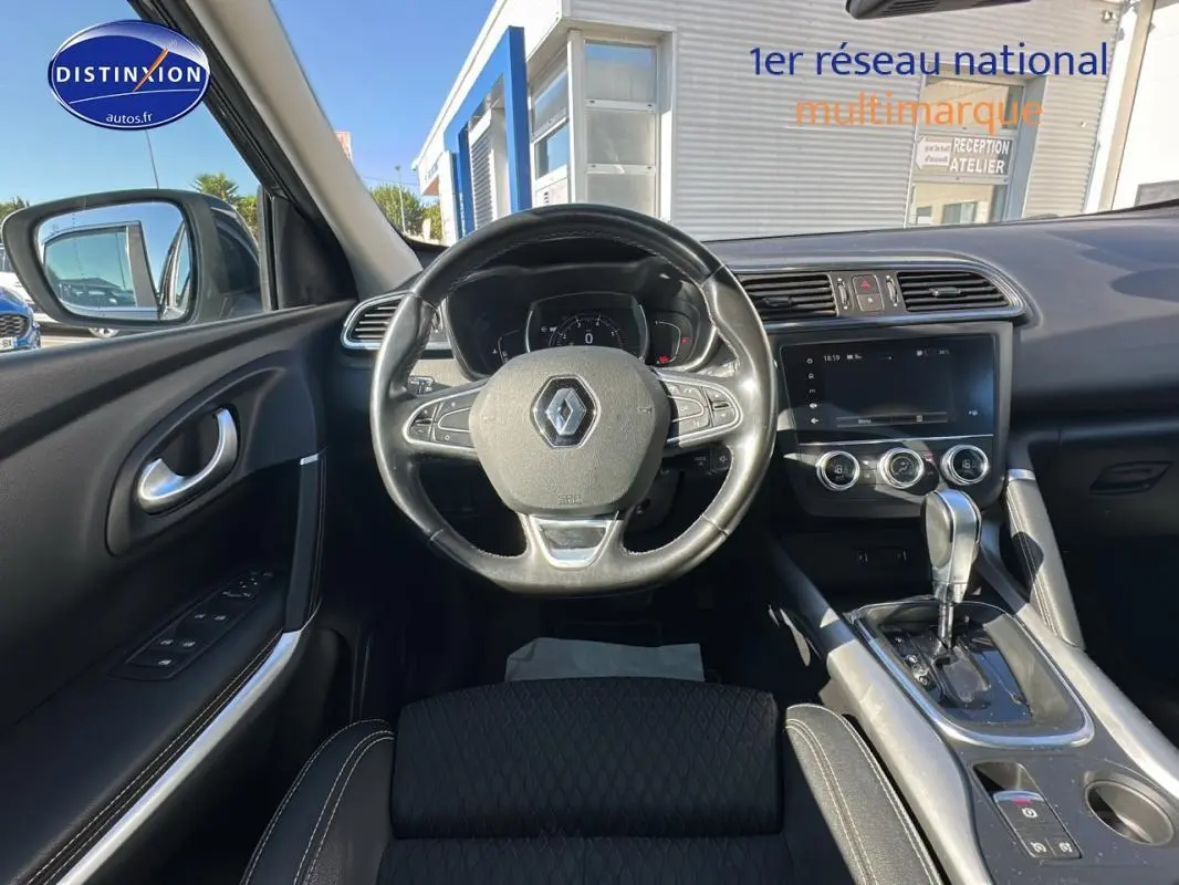 Intérieur du Renault Kadjar TCe 160 2019, vue du poste de conduite avec volant cuir et écran tactile central.