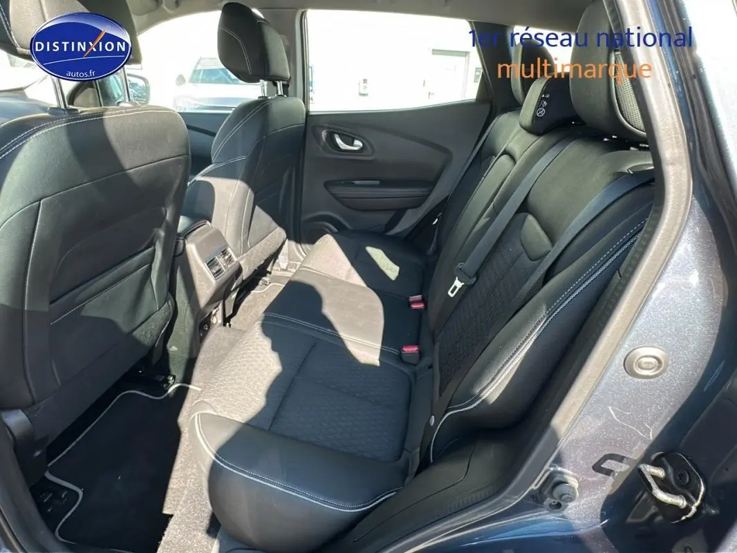 Vue intérieure côté droit des sièges arrière en cuir noir du Renault Kadjar gris foncé, soulignant l'espace et la finition cuir.