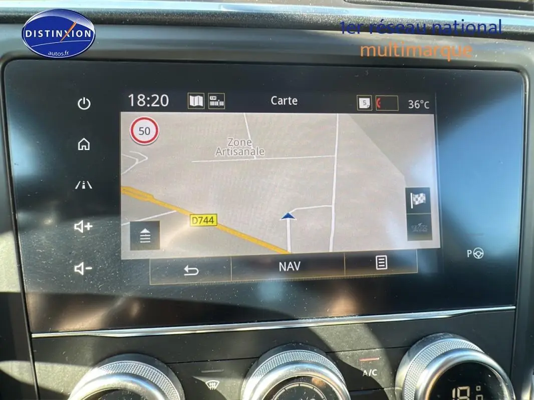Écran tactile de navigation du Renault Kadjar gris foncé, affichant une carte avec zone artisanale et température extérieure.