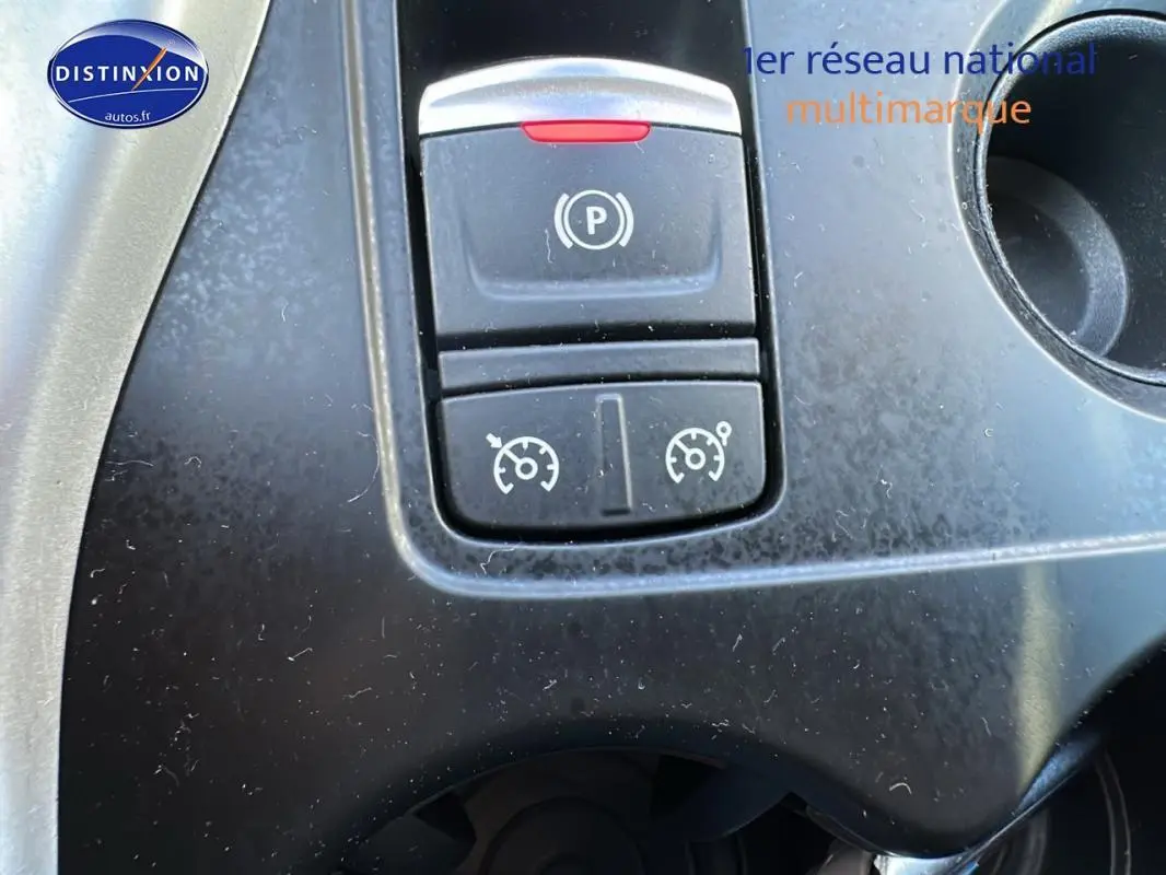 Gros plan sur les commandes du frein à main automatique et régulateur de vitesse du Renault Kadjar gris foncé 2019.