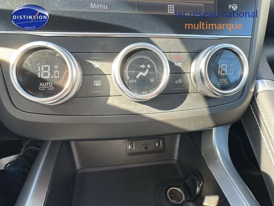 Gros plan sur la commande de climatisation automatique du Renault Kadjar gris foncé, avec réglage à 18°C.