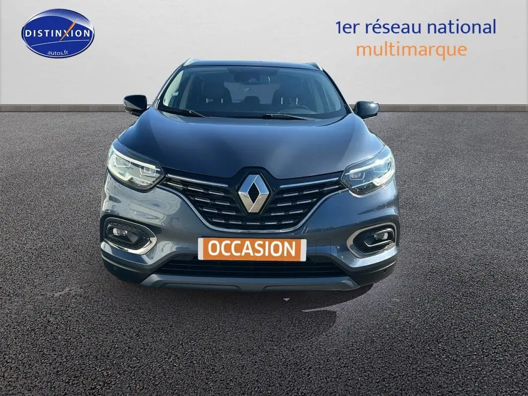 Vue frontale d'un Renault Kadjar gris foncé avec calandre noire et feux LED allumés sur fond neutre.