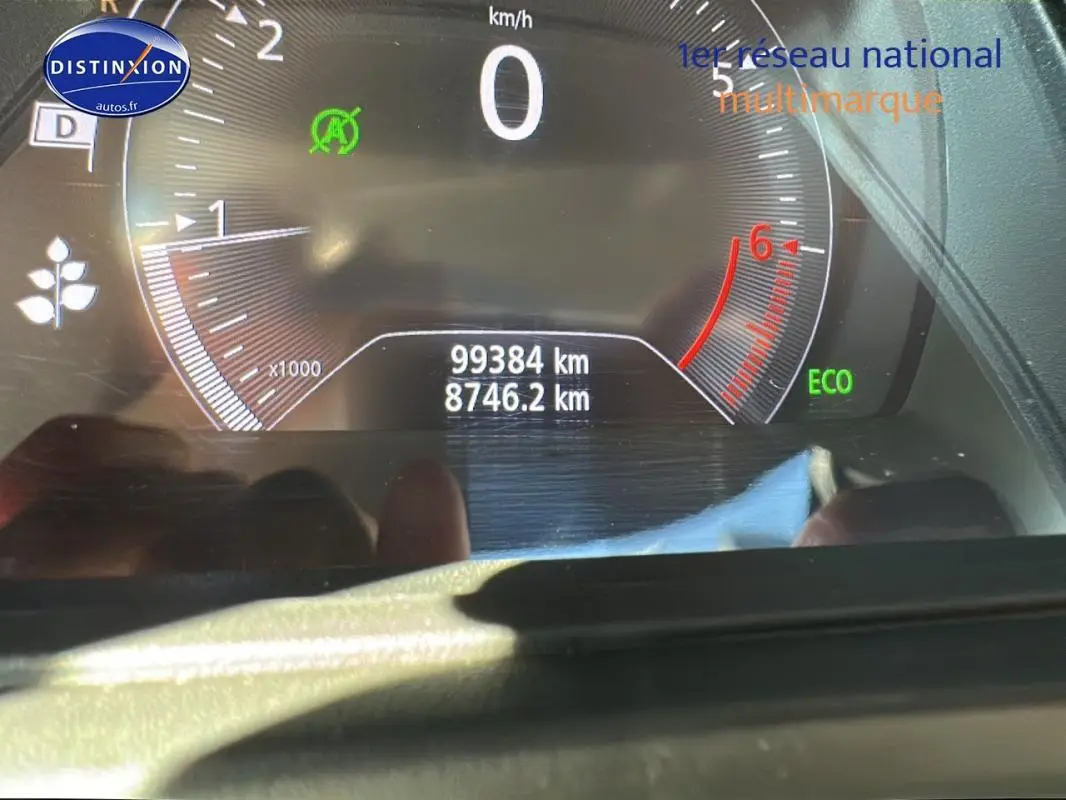 Gros plan sur le tableau de bord numérique du Renault Kadjar gris foncé, affichant 99 384 km et mode ECO activé.
