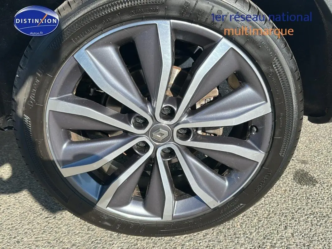 Gros plan sur la jante alliage 19 pouces gris foncé du Renault Kadjar TCe 160 FAP EDC Intens 2019.