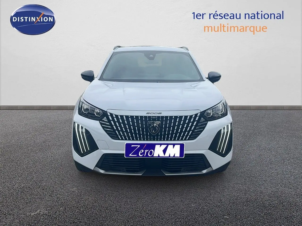 Vue frontale d'un Peugeot 2008 blanc Okenite Metal avec feux LED verticaux distinctifs allumés.