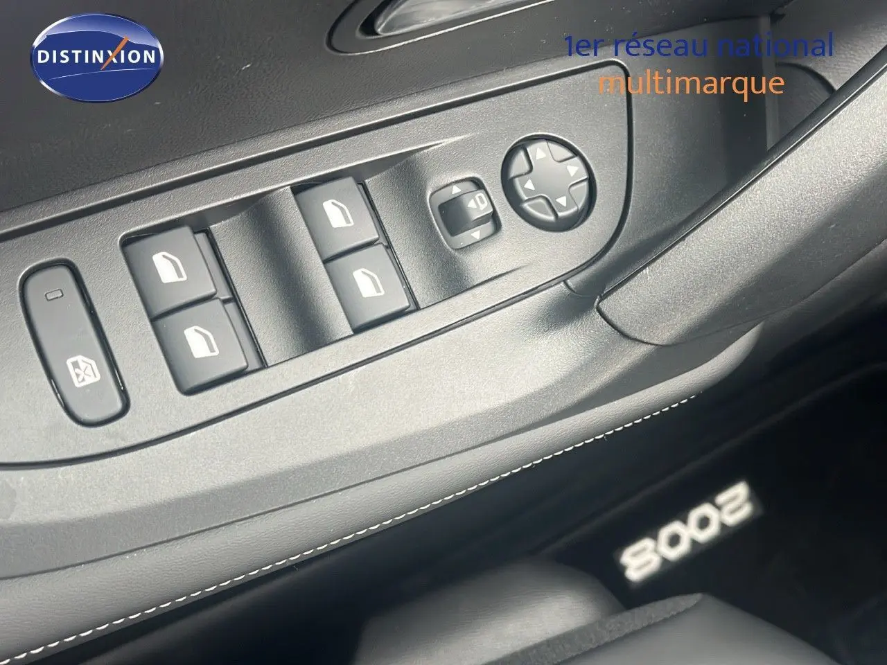 Panneau de commandes des vitres et rétroviseurs côté conducteur dans l'habitacle noir du Peugeot 2008 2025.