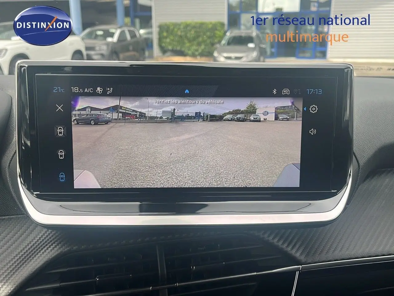 Écran central affichant la caméra de recul d'une Peugeot 2008 blanche, vue depuis l'habitacle.