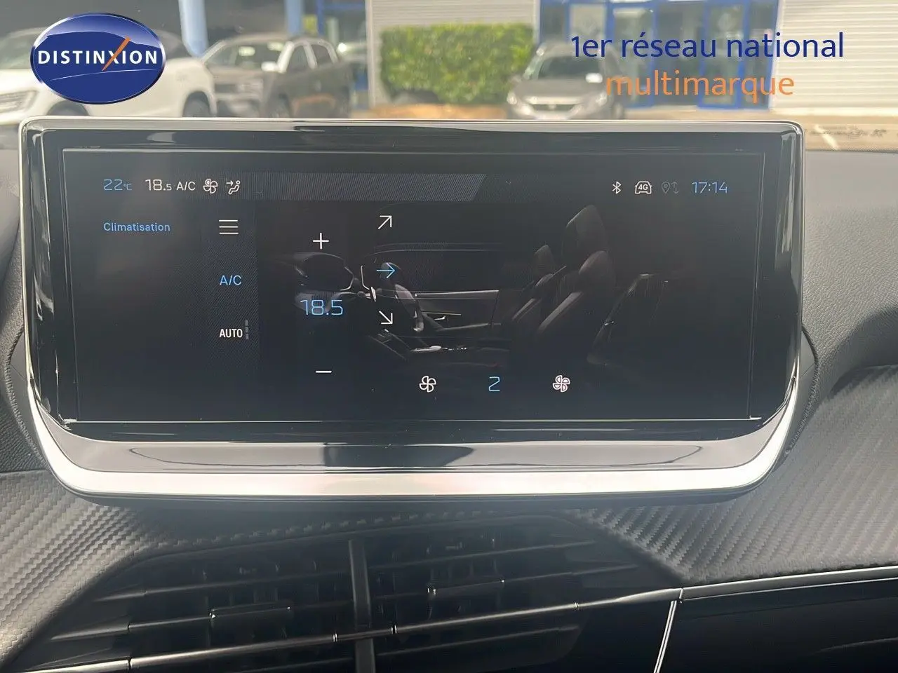 Vue avant du Peugeot 2008 blanc Okenite Metal 2025, mettant en valeur son écran tactile et la calandre distinctive.