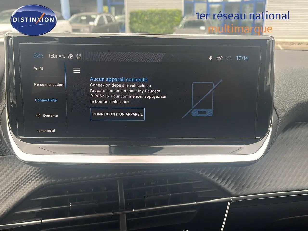 Écran tactile central du tableau de bord du Peugeot 2008 2025 affichant le menu de connexion d'appareil.