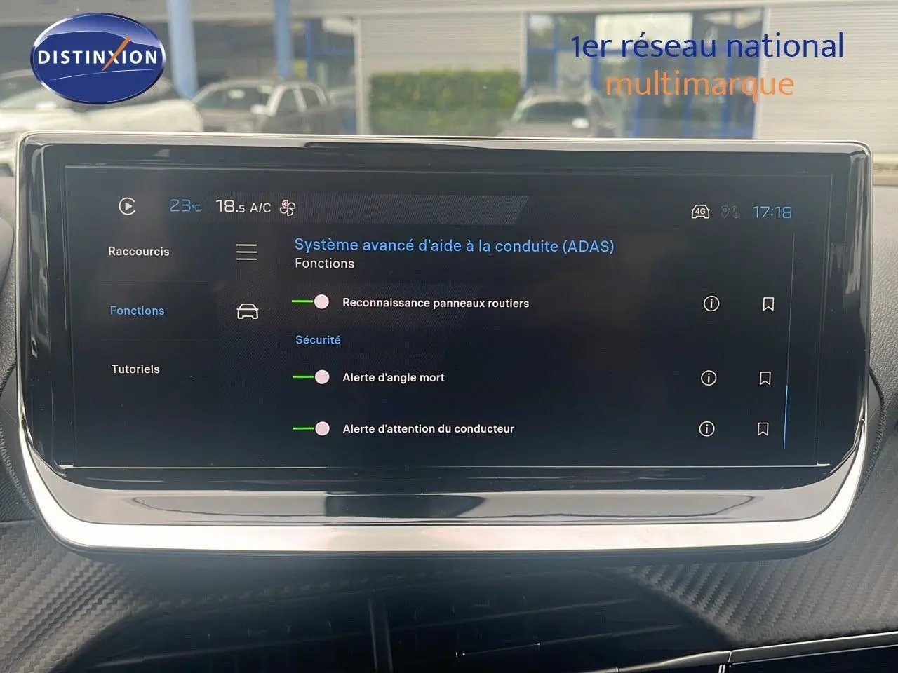 Écran tactile intérieur du Peugeot 2008 2025 montrant les options avancées d'aide à la conduite sur fond noir brillant.