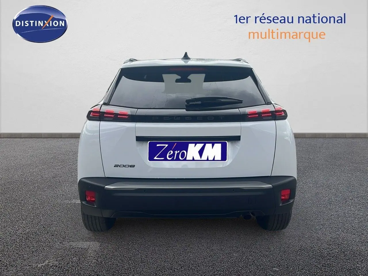 Vue arrière d'un Peugeot 2008 blanc Okenite Metal de 2025 avec feux LED et hayon fermé sur parking.