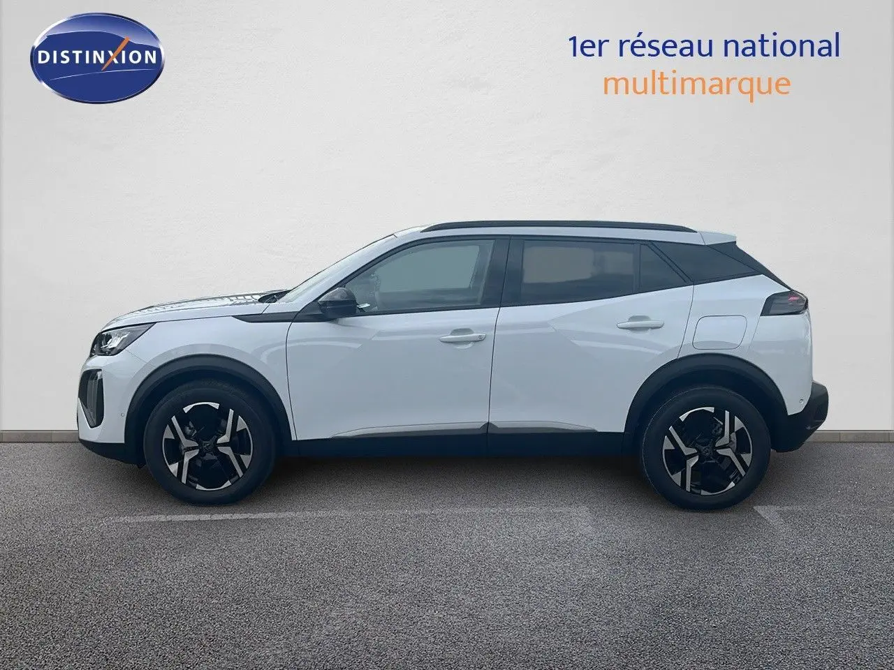 Peugeot 2008 blanc Okenite métal vu de profil côté gauche, avec jantes noires et toit noir contrastant.