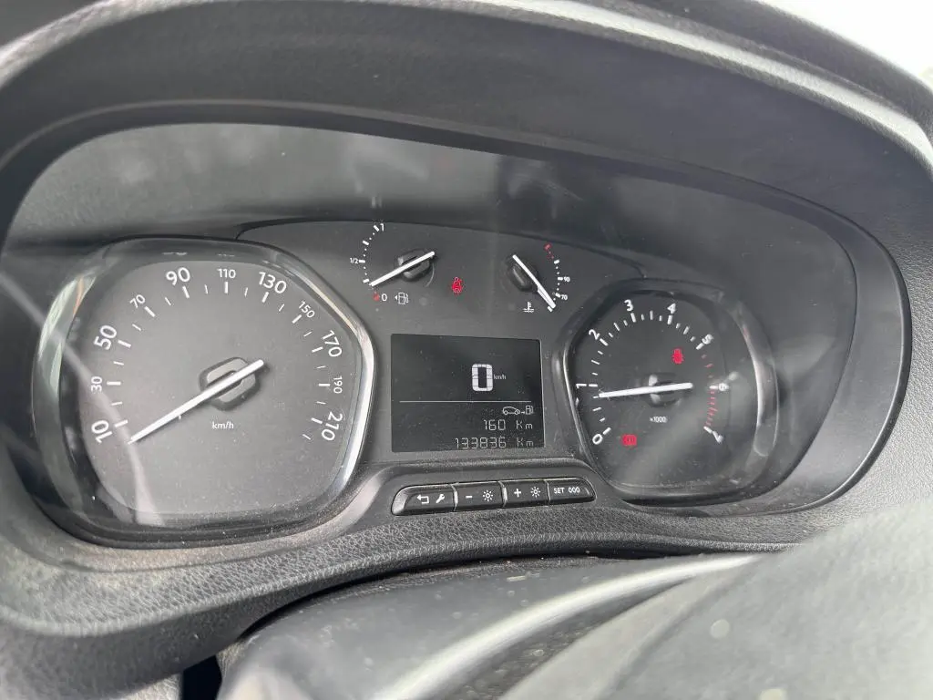 Vue rapprochée du combiné d'instruments du Peugeot Expert Fourgon blanc, affichant vitesse, compte-tours et jauges.