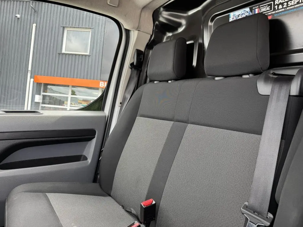 Banquette passager 2 places en tissu noir et gris vue de côté gauche dans un Peugeot Expert Fourgon blanc 2018.