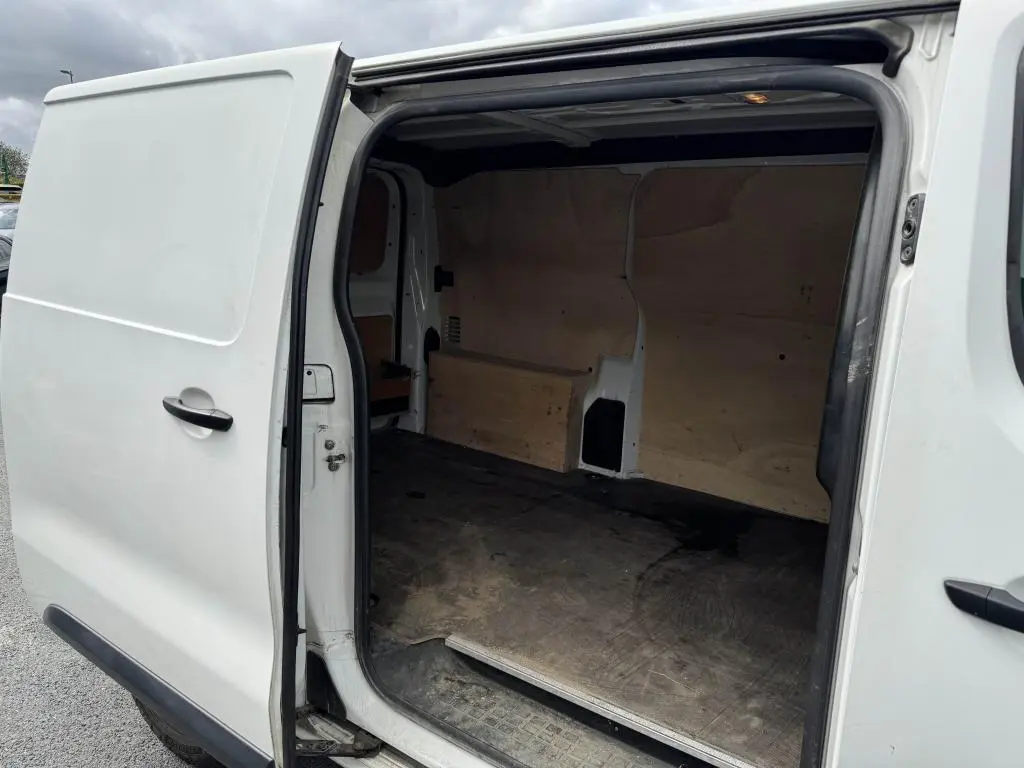 Vue côté droit du Peugeot Expert Fourgon blanc 2018 avec porte coulissante ouverte montrant l'espace de chargement vide.