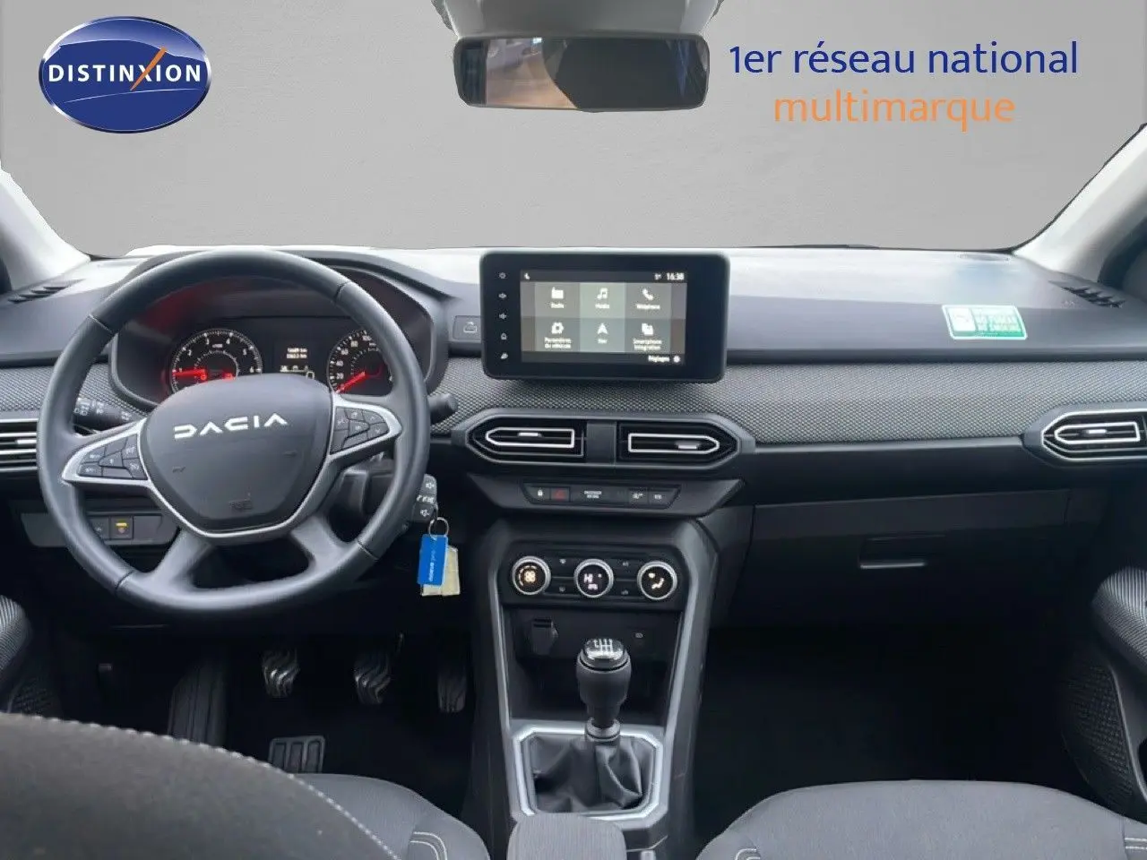 Gros plan sur les commandes multifonctions à droite du volant noir du Dacia Jogger 2025, finition Expression.