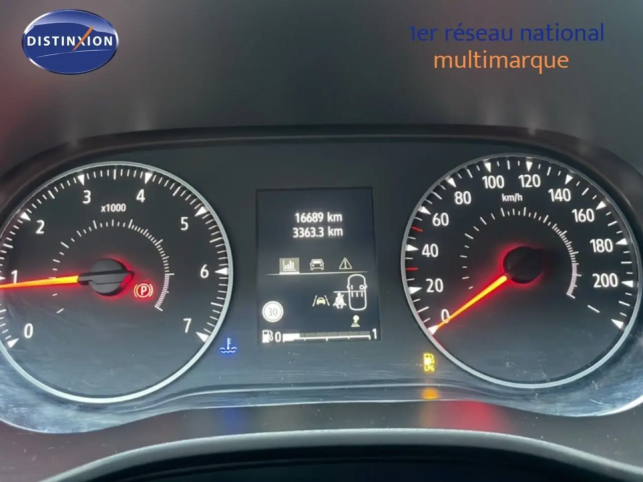 Écran tactile central du tableau de bord du Dacia Jogger 2025 affichant la navigation GPS en intérieur.