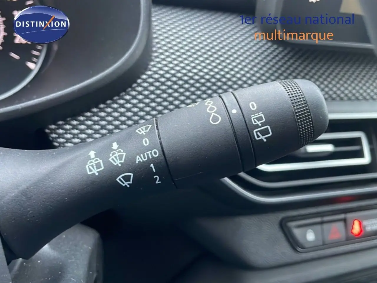 Écran tactile central affichant la liste des stations radio dans l’habitacle du Dacia Jogger 2025.