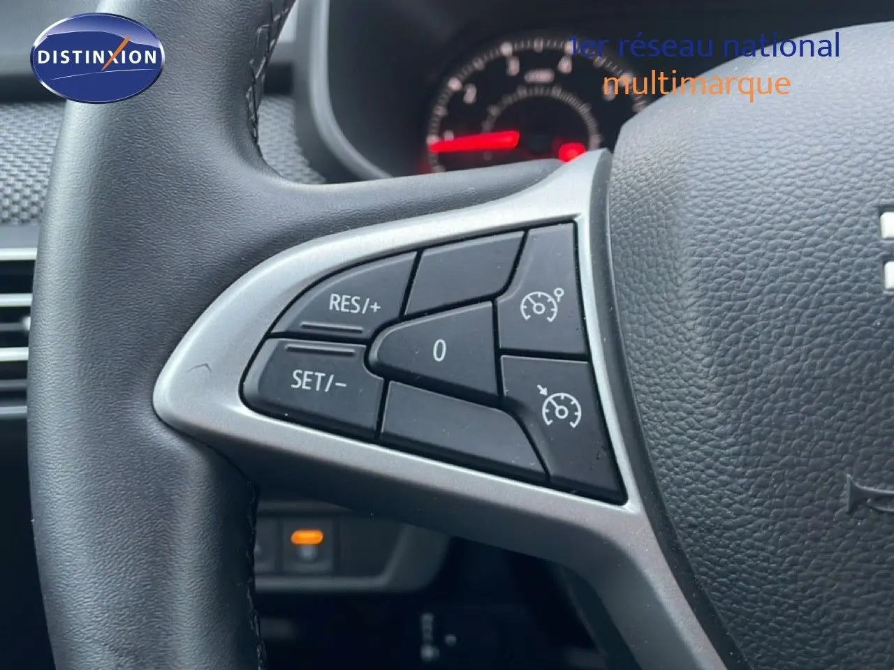 Écran tactile intérieur du Dacia Jogger affichant les paramètres d’aide au stationnement avec caméra de recul activée.