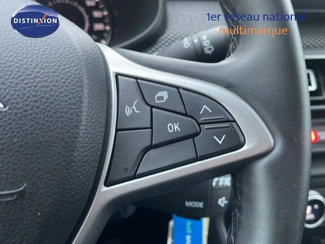 Écran central montrant la caméra de recul avec lignes de guidage colorées sur un Dacia Jogger 2025.