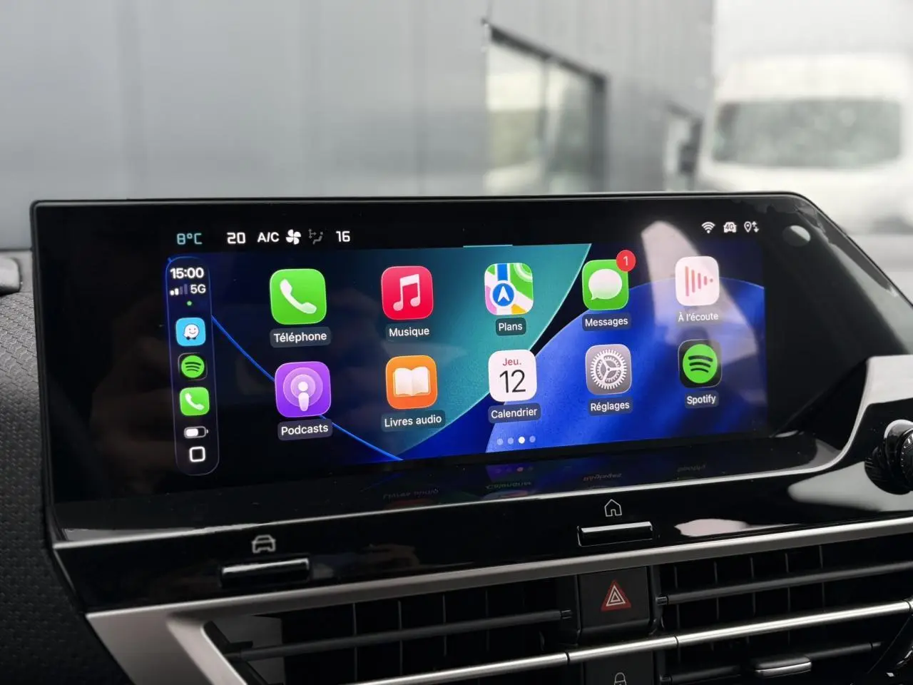 Écran tactile central du tableau de bord de la Citroën C4 Hybrid 2025 affichant Apple CarPlay.