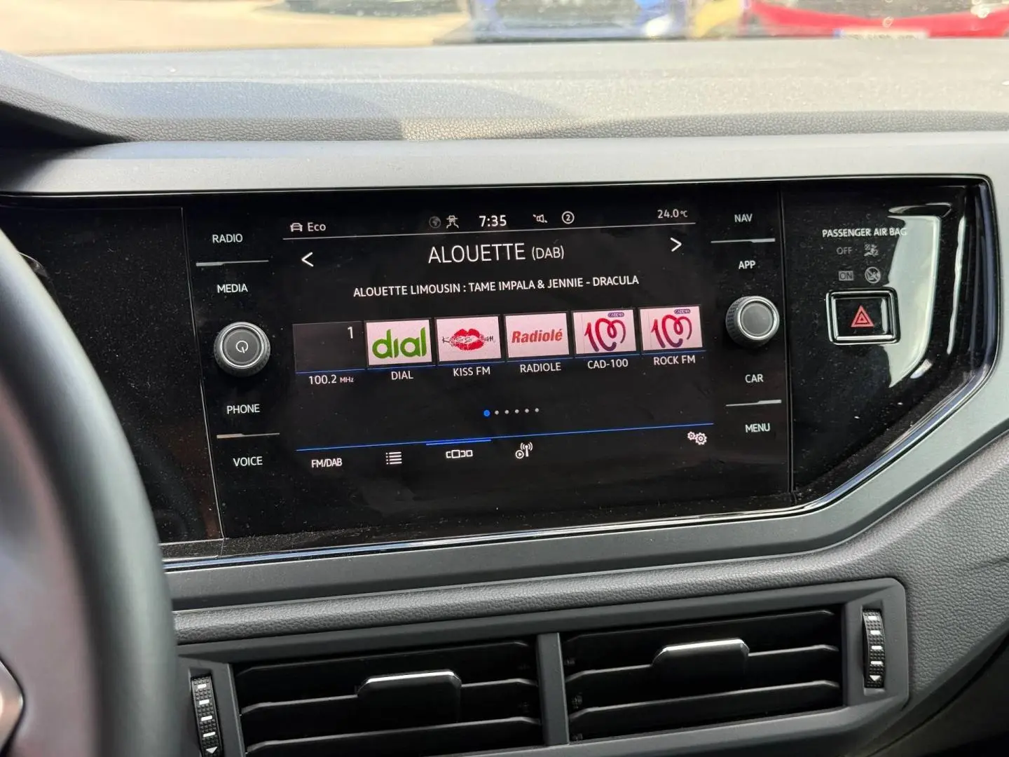 Vue rapprochée de l’écran tactile central du Volkswagen Taigo gris 2025, affichant la radio numérique DAB.