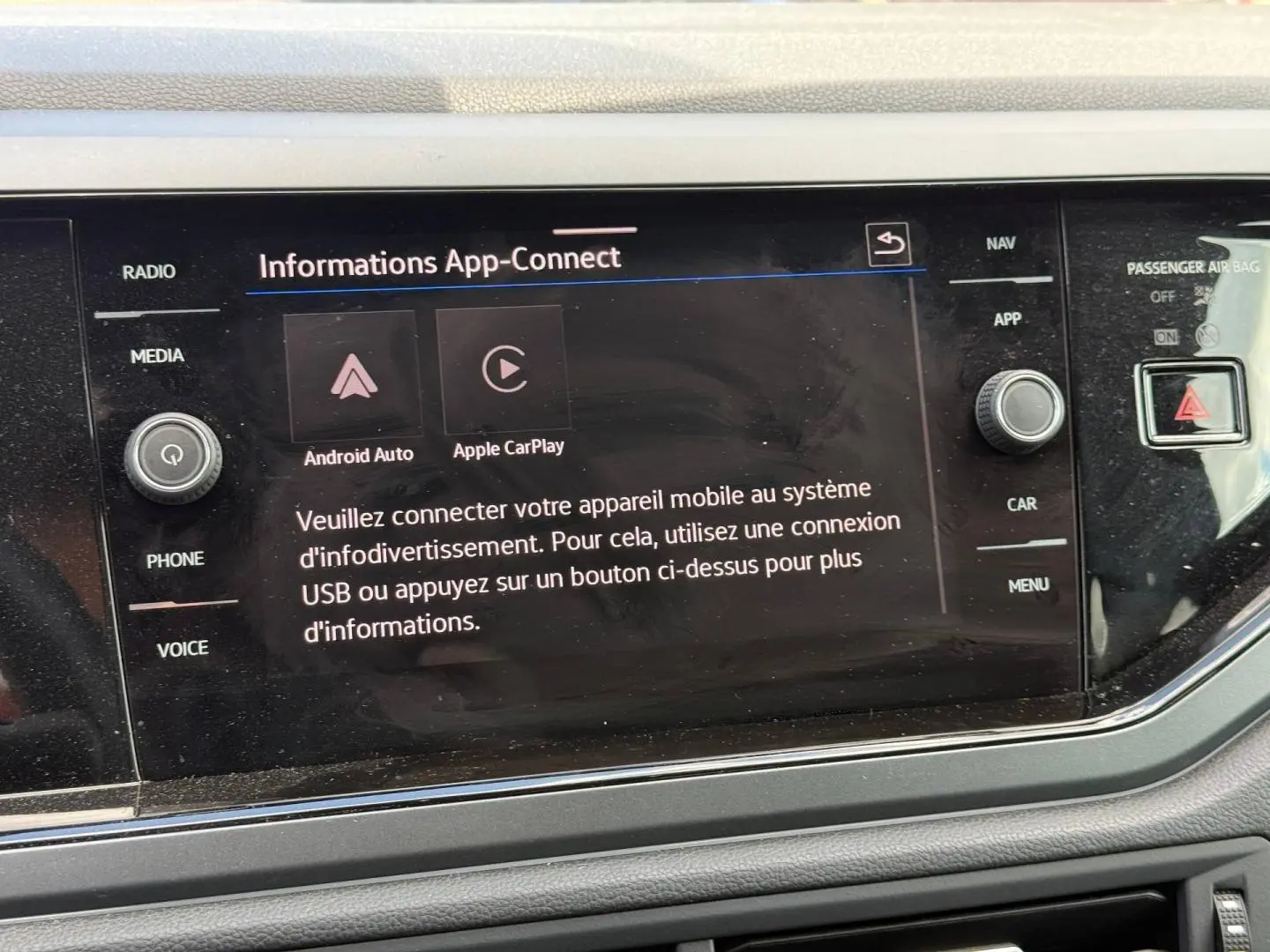 Écran tactile central du tableau de bord du Volkswagen Taigo gris, affichant les options Android Auto et Apple CarPlay.