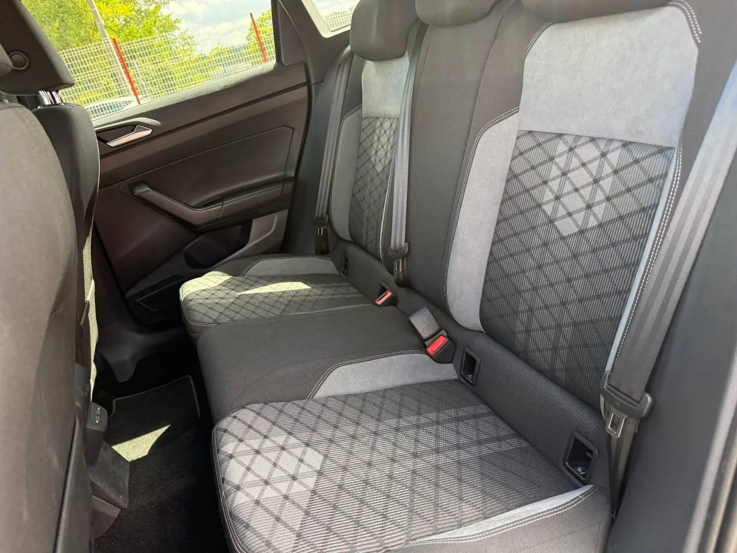Vue latérale intérieure des sièges arrière gris à motifs géométriques du Volkswagen Taigo 2025 finition R-Line.