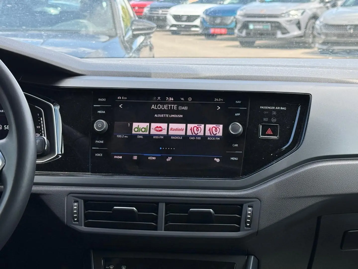 Tableau de bord du Volkswagen Taigo 2025 avec écran tactile central affichant les radios DAB, vue de face intérieure.