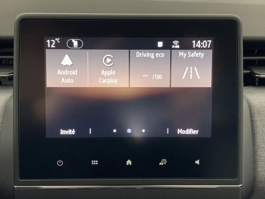 Écran tactile central de la Renault Clio V blanc Glacier affichant Android Auto, Apple Carplay et mode sécurité à 14h07