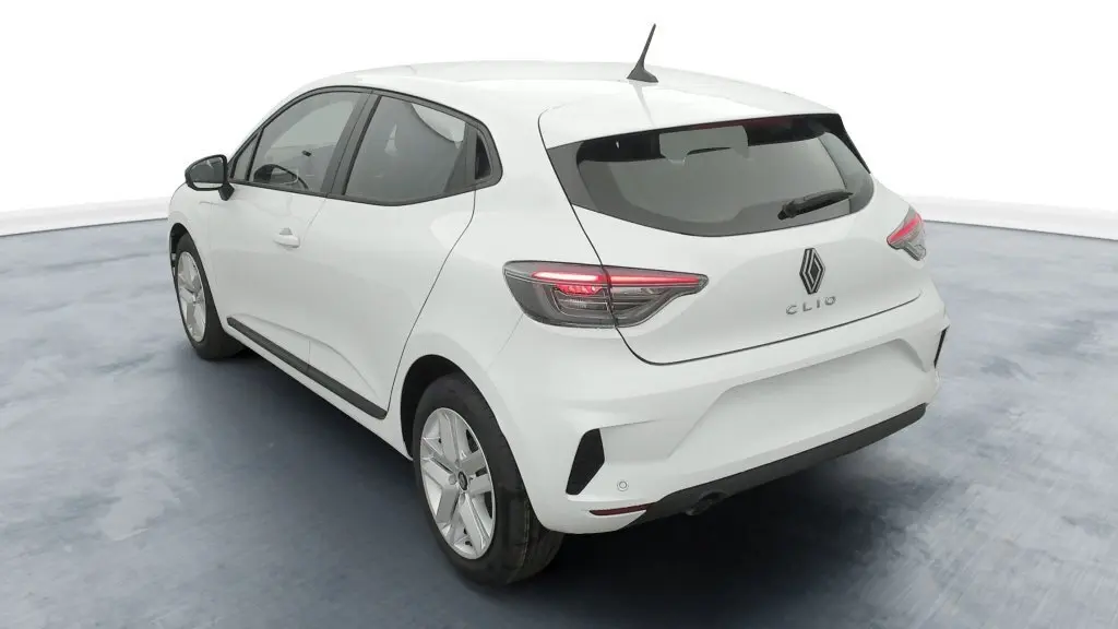 Vue 3/4 arrière droite d'une Renault Clio V TCE 90 Evolution blanche Glacier avec feux arrière LED et jantes 16 pouces.