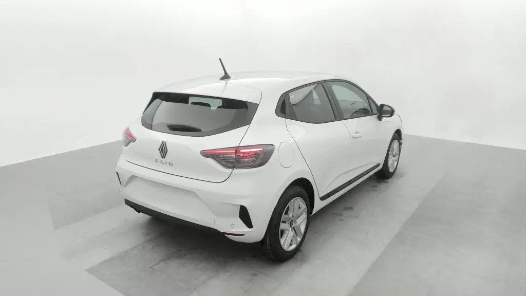 Vue 3/4 arrière droite d'une Renault Clio V blanche Glacier avec feux arrière Full LED et enjoliveurs 16 pouces Amiticia.