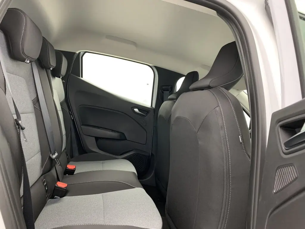 Vue intérieure côté gauche des sièges arrière gris et noirs de la Renault Clio V TCE 90 GSR2 Evolution 2024 blanc glacier.