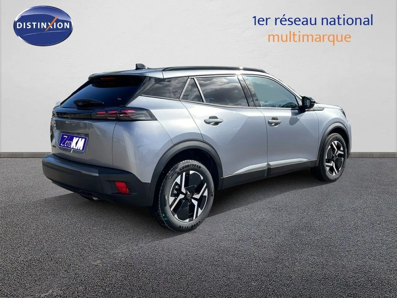 Peugeot 2008 gris Artense métal en 3/4 arrière droit, soulignant ses lignes modernes et jantes bicolores.
